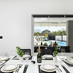 Mare - With Heated Pool Villa Zara