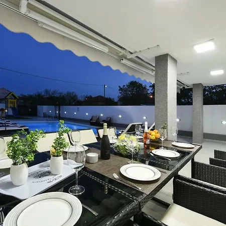 Vila Mare - With Heated Pool Zadar