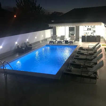 Mare - With Heated Pool Vila *