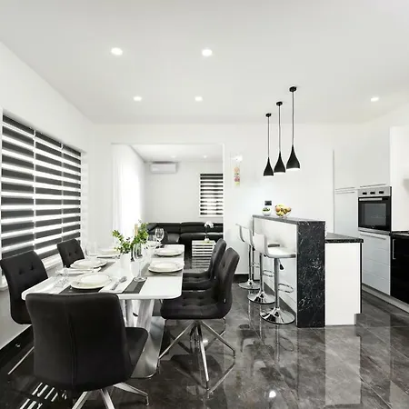 Villa Mare - With Heated Pool Zadar