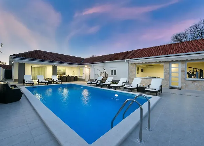 Mare - With Heated Pool Vila *